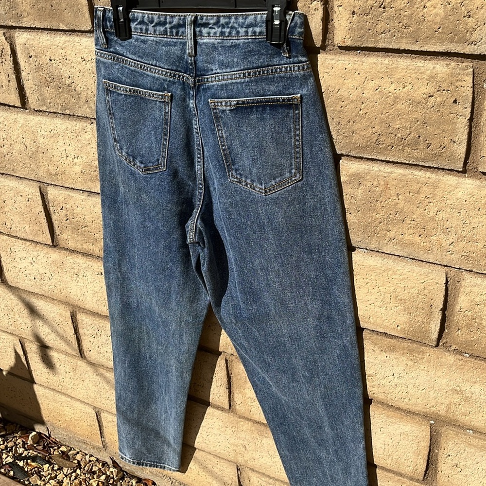 PrettyLittleThing Blue High Rise Jeans - Picture 4 of 9